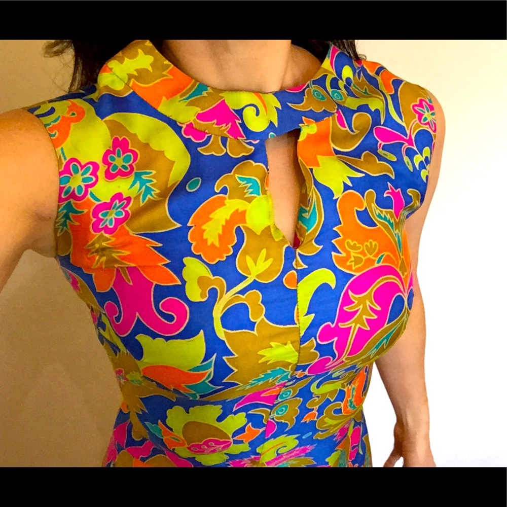 Brilliant patterned, vintage, form fitting dress